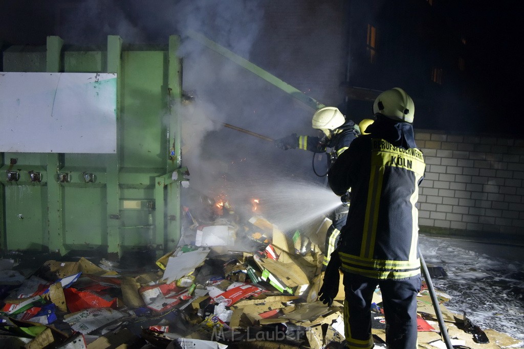 Feuer Papp Presscontainer Koeln Hoehenberg Bochumerstr P297.JPG - Miklos Laubert